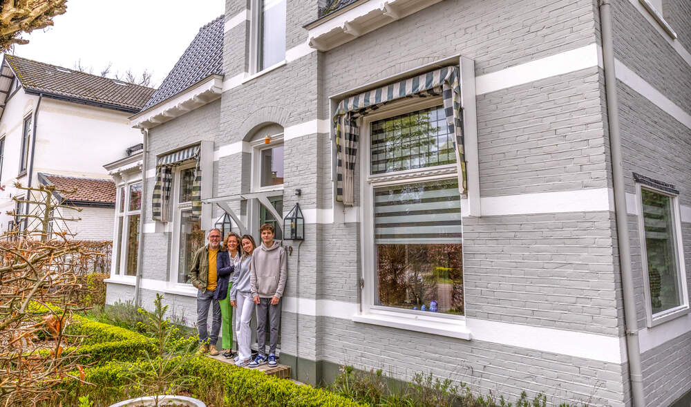 Michel met zijn gezin voor hun woning in Apeldoorn.